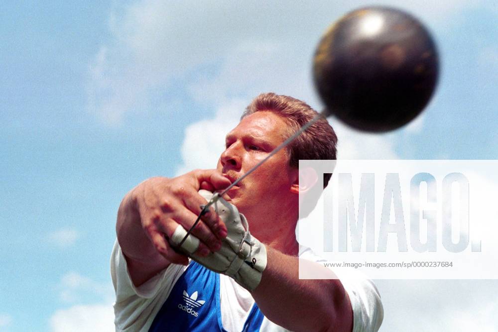 Mario Tschierschwitz (Deutschland) beim Hammerwurf Leichtathletik LM Herren Deutsche Meisterschaft 1993, DM, Landesmeisterschaft, Hammer, Hammerwerfen Einzelbild Wedau-Stadion Duisburg Dynamik,