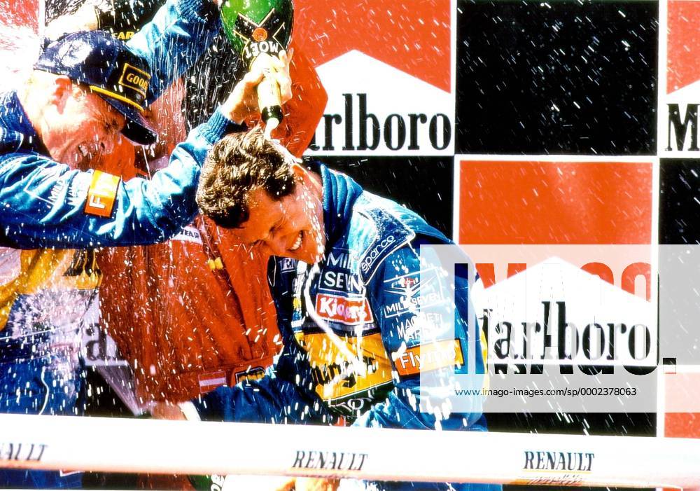 Siegerehrung GP Spanien 1995 : Sieger Michael Schumacher (Deutschland, re.) bekommt von seinem Teamkollegen Johnny Herbert (England beide Benetton Renault) eine Champagnerdusche verpasst Motorsport Grand Prix Herren Großer Preis von Spanien 1995, Formel 1 Weltmeisterschaft, F1, F, GP, WM Gruppe Barcelona Freude, Begeisterung, Motorsport Grand Prix Herren Großer Preis von Spanien 1995, Formel 1 Weltmeisterschaft, F1, F, GP, WM Gruppe Barcelona Freude, Begeisterung,