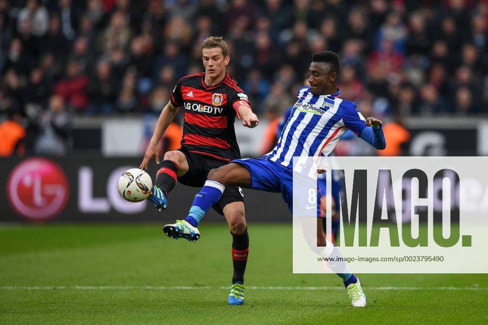 Leverkusen Lars Bender (Bayer 04 Leverkusen 8) im Zweikampf gegen Salomon Kalou (Hertha BSC 8) beim Bundesliga Spiel zwischen Bayer 04 Leverkusen und Hertha BSC am 30.04.2016,