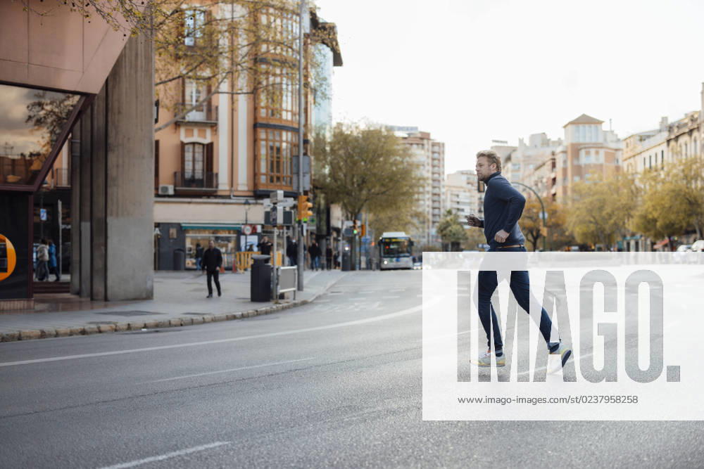 IMAGO Creative, Urban Lifestyle Man running on road in city model released, Symbolfoto, JOSEF16611