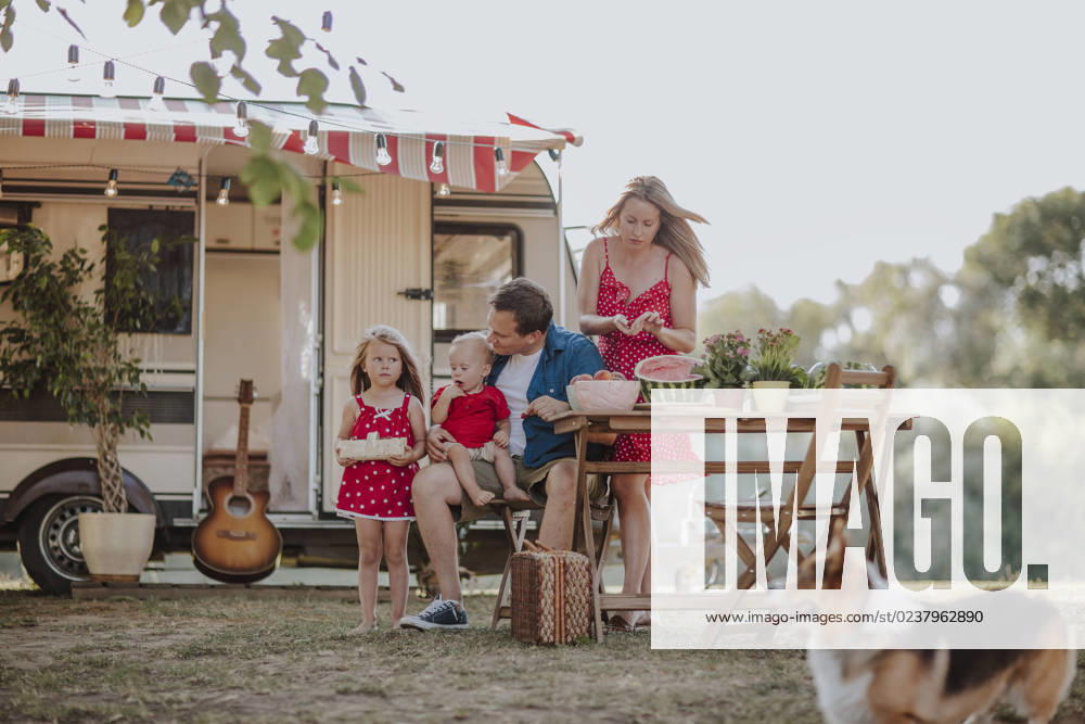 Parents and children prepating picnic camper van model released, Symbolfoto property released, MDOF00629