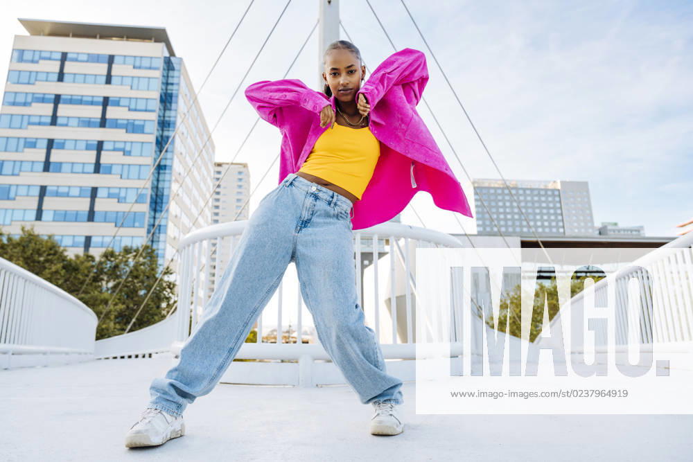 Confident young dancer breakdancing on footbridge model released, Symbolfoto, OIPF03129