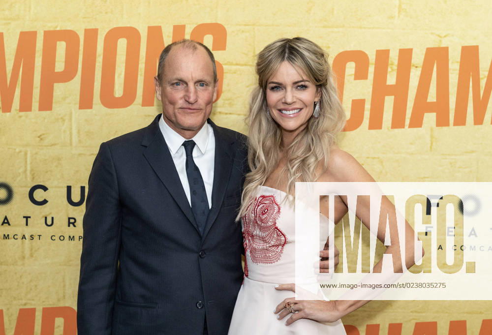 Bilder des Jahres 2023, Entertainment 02 Februar Entertainment Themen der Woche KW09 New York premiere of Champions Woody Harrelson and Kaitlin Olson wearing dress by Monique attend the premiere of Champions at AMC Lincoln Square Theater New York New York United States