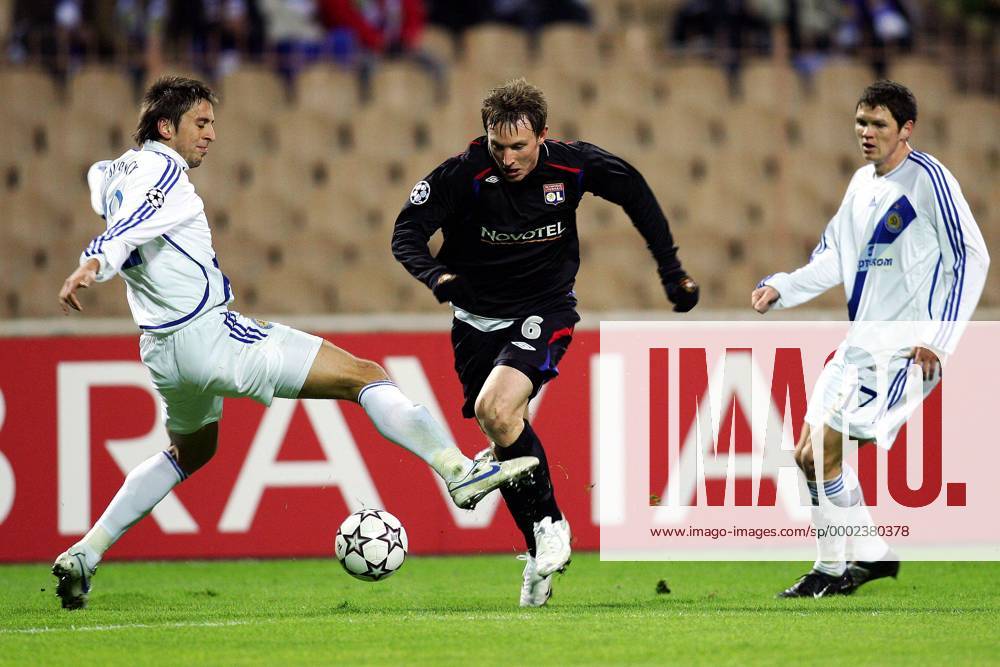 Kim Källström (Lyon, Mitte) gegen Goran Gavrancic (Kiew, li.) - (pan16763) Fußball EC 1 Herren Champions League 2006 2007, Dynamo Kiew - Olympique Lyonnais 0:3, OL, Dinamo Gruppe Kiew Dynamik, Fußball EC 1 Herren Champions League 2006 2007, Dynamo Kiew - Olympique Lyonnais 0:3, OL, Dinamo Gruppe Kiew Dynamik,