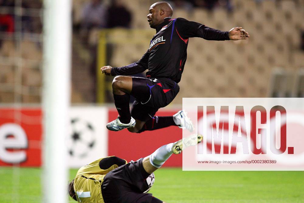 Sylvain Wiltord (Lyon) überspringt Torwart Taras Lutsenko (Kiew) - (pan16763) Fußball EC 1 Herren Champions League 2006 2007, Dynamo Kiew - Olympique Lyonnais 0:3, OL, Dinamo Gruppe Kiew Abwehr, Dynamik, Fußball EC 1 Herren Champions League 2006 2007, Dynamo Kiew - Olympique Lyonnais 0:3, OL, Dinamo Gruppe Kiew Abwehr, Dynamik,