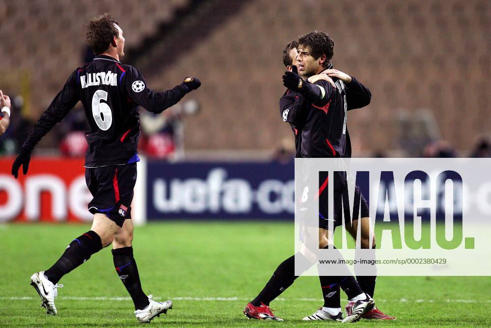 Torjubel Lyon, v.li.: Kim Källström, Francois Clerc und Juninho - (pan16763) Fußball EC 1 Herren Champions League 2006 2007, Olympique Lyonnais, OL, Gruppe Kiew Freude, Fußball EC 1 Herren Champions League 2006 2007, Olympique Lyonnais, OL, Gruppe Kiew Freude,