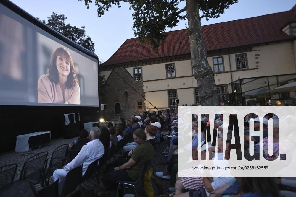 Besucher beim Open Air Kino Auftakt am 17. August auf dem Schlosshof Strünkede in Herne-Baukau-Ost. Deutschland NRW Herne