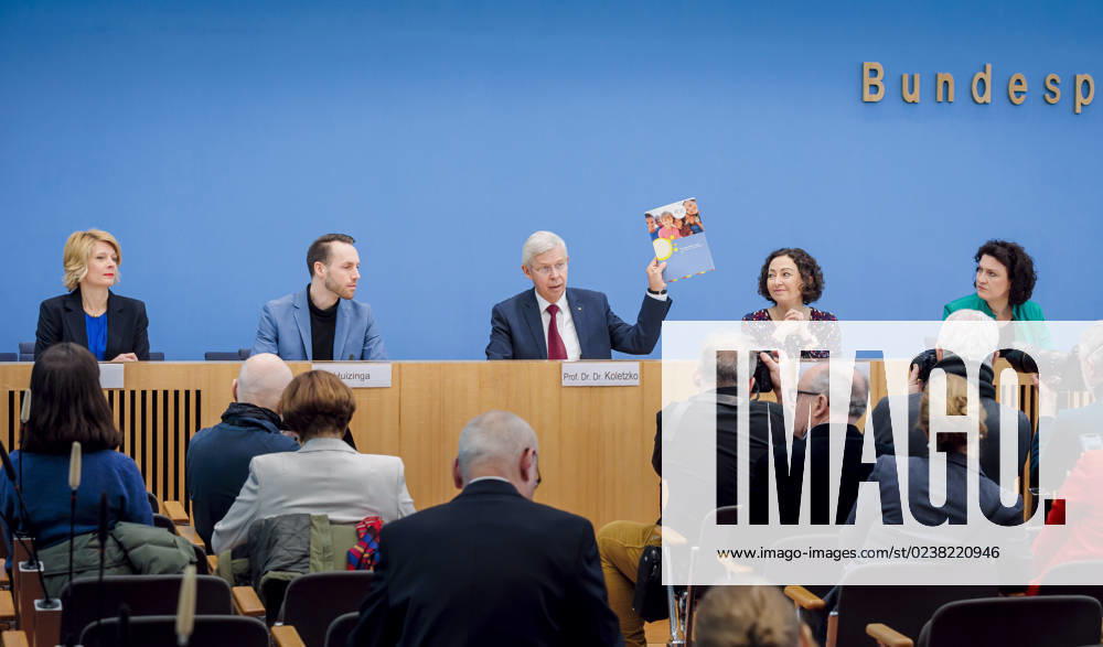 Federal press conference on the topic of child protection in food advertising Classification of the BMELs plans and opposing voices R L Chairman of the Board of