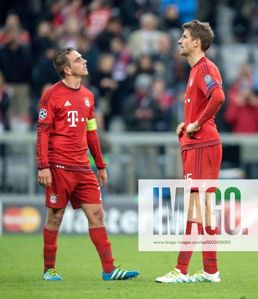 Muenchen, Allianz Arena: Fussball UEFA Champions League, Halbfinale: FC Bayern Muenchen - Atletico Madrid: Muenchens Philipp Lahm (l) und Thomas Mueller fassungslos nach dem Spiel.