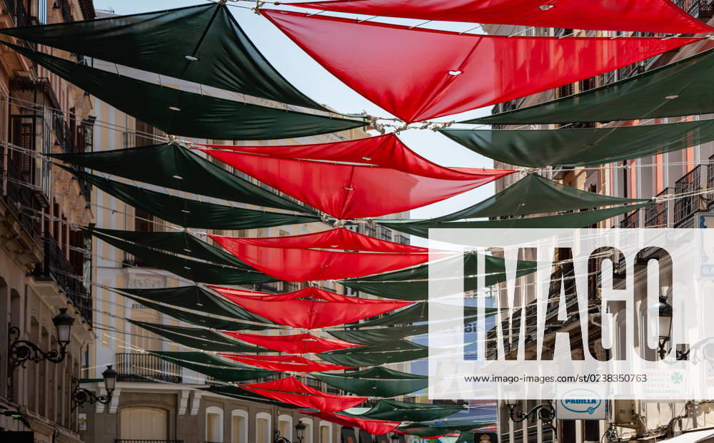 IMAGO Creative, Jahreszeit Sommer, Hitze IMAGO Creative, Sommer, Schatten-Plätze bei Hitze Colorful Madrid Awnings A picture of the colorful sun covers that decorate a street in Madrid.