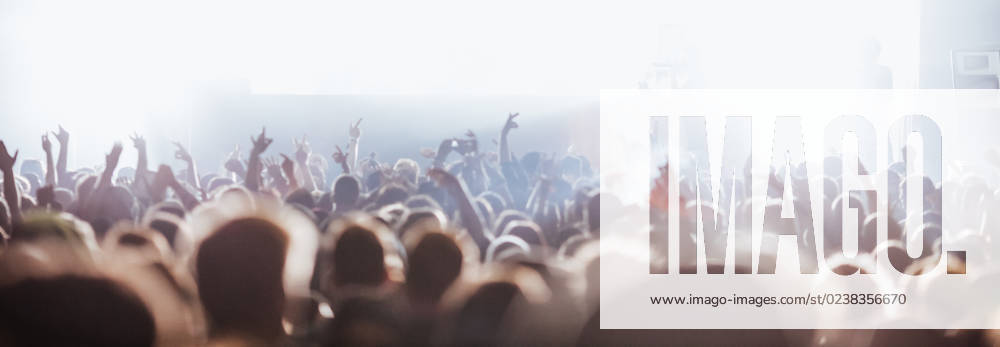People on dance floor RobertKohlhuber_ConcertCrowdsDuringMusicFestivals_11