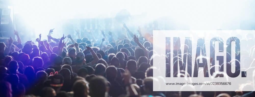People on dance floor RobertKohlhuber_ConcertCrowdsDuringMusicFestivals_12