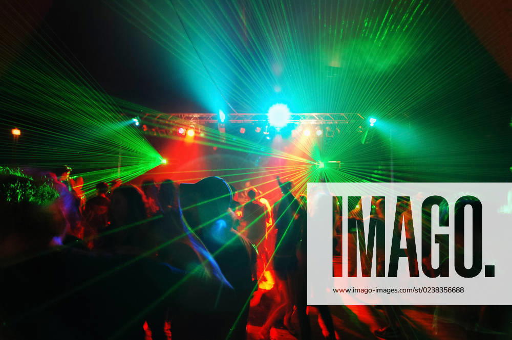 People on dance floor RobertKohlhuber_ConcertCrowdsDuringMusicFestivals_17