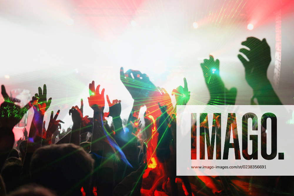 People on dance floor RobertKohlhuber_ConcertCrowdsDuringMusicFestivals_19