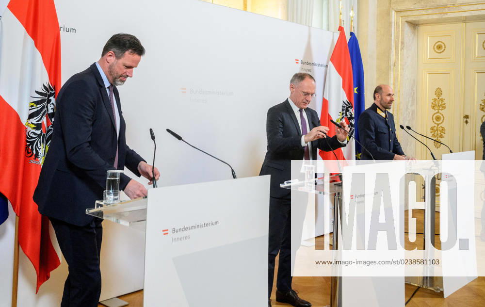 20230306 Praesentation der Kriminalstatistik 2022 WIEN, OESTERREICH - 6. MAERZ: Direktor des Bundeskriminalamtes Andreas Holzer, Innenminister Gerhard Karner (OEVP), Generaldirektor fuer die oeffentliche Sicherheit Franz Ruf bei der Praesentation der Kriminalstatistik 2022 im Innenministerium am 6. Maerz, 2023 in Wien, Oesterreich. 230306_SEPA_32_017