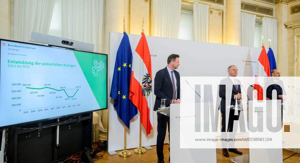 20230306 Praesentation der Kriminalstatistik 2022 WIEN, OESTERREICH - 6. MAERZ: Direktor des Bundeskriminalamtes Andreas Holzer, Innenminister Gerhard Karner (OEVP) und Generaldirektor fuer die oeffentliche Sicherheit Franz Ruf bei der Praesentation der Kriminalstatistik 2022 im Innenministerium am 6. Maerz, 2023 in Wien, Oesterreich. 230306_SEPA_32_018