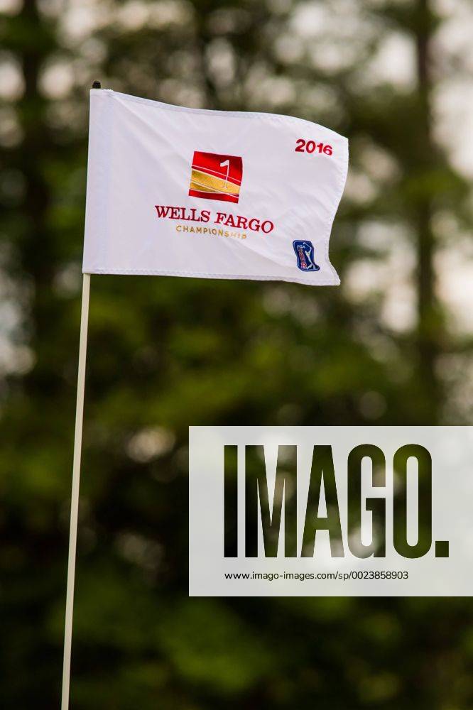Flag flapping in the wind on the fifth green during the Wells Fargo Championship on Friday, May 6, 2016 at Quail Hallow Country Club in Charlotte, NC. David Grooms CSM PGA Golf Herren 2016: Wells Fargo Championship MAR 6 - ZUMAc04_