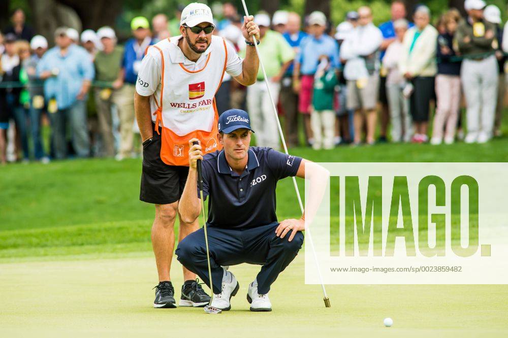 Golfer Webb Simpson and his caddie read a putt on the fifth green during the Wells Fargo Championship on Friday, May 6, 2016 at Quail Hallow Country Club in Charlotte, NC. David Grooms CSM PGA Golf Herren 2016: Wells Fargo Championship MAR 6 - ZUMAc04_