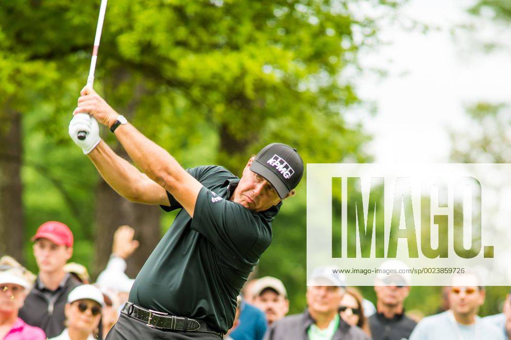Golfer Phil Mickelson hits his tee shot on the 7th hole during the Wells Fargo Championship on Friday, May 6, 2016 at Quail Hallow Country Club in Charlotte, NC. David Grooms CSM PGA Golf Herren 2016: Wells Fargo Championship MAR 6 - ZUMAc04_