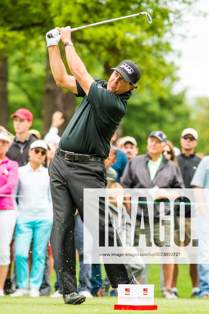 Golfer Phil Mickelson hits his tee shot on the 7th hole during the Wells Fargo Championship on Friday, May 6, 2016 at Quail Hallow Country Club in Charlotte, NC. David Grooms CSM PGA Golf Herren 2016: Wells Fargo Championship MAR 6 - ZUMAc04_