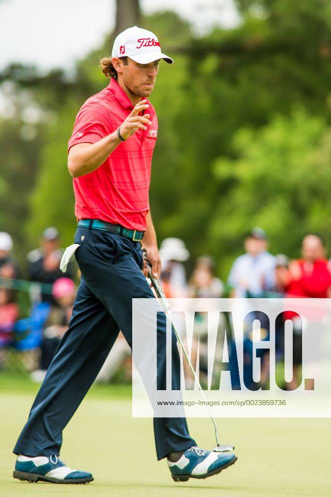 Golfer Andrew Loupe give a wave to the crowd after making a birdie putt on the ninth green during the Wells Fargo Championship on Friday, May 6, 2016 at Quail Hallow Country Club in Charlotte, NC. David Grooms CSM PGA Golf Herren 2016: Wells Fargo Championship MAR 6 - ZUMAc04_