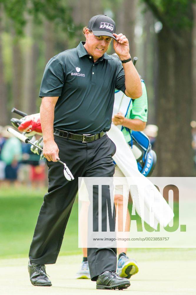 Golfer Phil Mickelson tips his cap to the crowd after making a great approach shot to the 9th green during the Wells Fargo Championship on Friday, May 6, 2016 at Quail Hallow Country Club in Charlotte, NC. David Grooms CSM PGA Golf Herren 2016: Wells Fargo Championship MAR 6 - ZUMAc04_