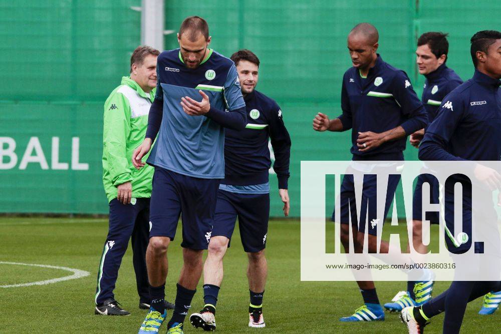 Fußball, UEFA Champions League, Pressekonferenz und Abschlusstraining VfL Wolfsburg und Real Madrid; Bas Dost (Wolfsburg, 12) und Naldo (Wolfsburg, 25) Comeback.
