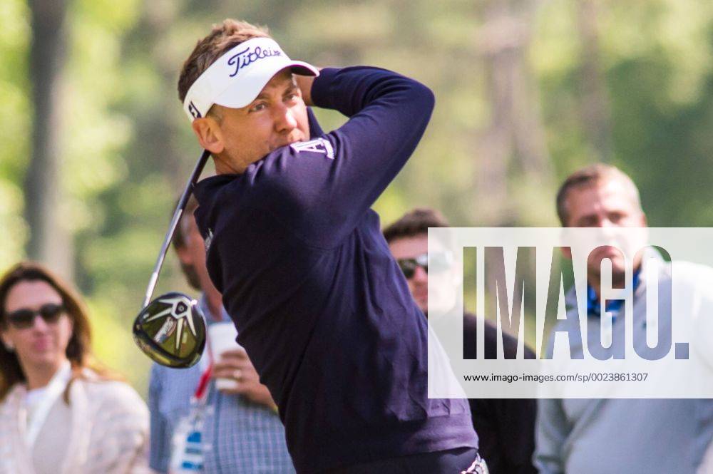 Golfer Ian Poulter plays his shot from the 15th tee during the Wells Fargo Championship on Friday, May 6, 2016 at Quail Hallow Country Club in Charlotte, NC. David Grooms CSM PGA Golf Herren 2016: Wells Fargo Championship MAR 6 - ZUMAc04_