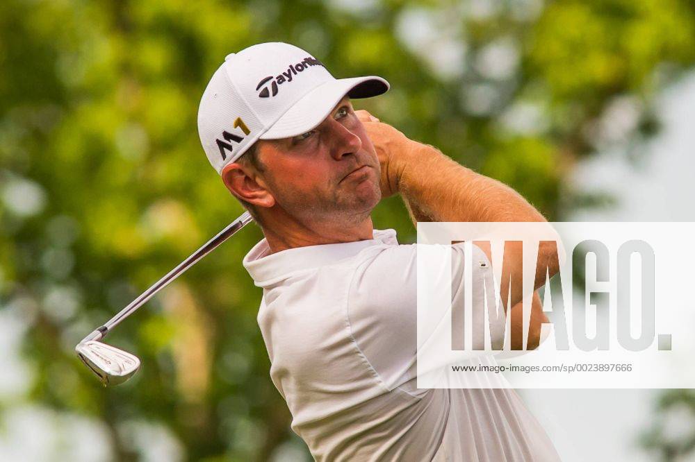 Lucas Glover watches his tee shot on the par 3 17th hole during the Wells Fargo Championship on Sunday, May 8, 2016 at Quail Hallow Country Club in Charlotte, NC. David Grooms CSM PGA Golf Herren 2016: Wells Fargo Championship MAR 8 - ZUMAc04_