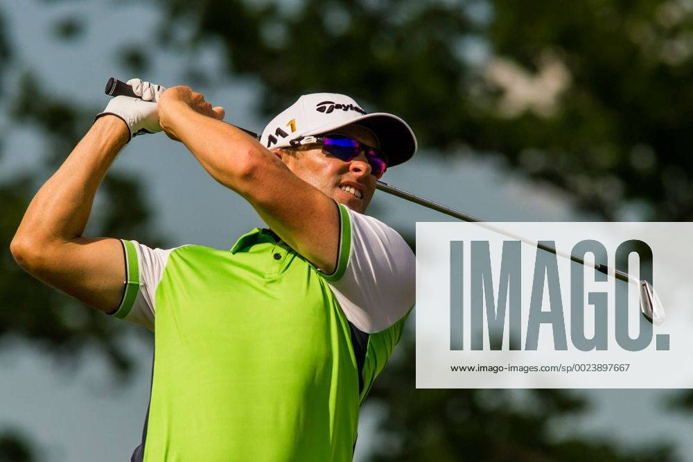 Tim Wilkinson watches his tee shot on the par 3 17th hole during the Wells Fargo Championship on Sunday, May 8, 2016 at Quail Hallow Country Club in Charlotte, NC. David Grooms CSM PGA Golf Herren 2016: Wells Fargo Championship MAR 8 - ZUMAc04_