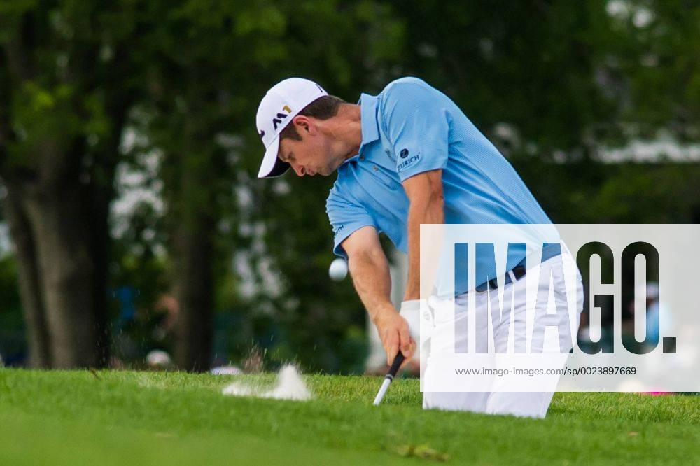 Justin Rose plays his second shot from the fairway bunker on the 16th hole during the Wells Fargo Championship on Sunday, May 8, 2016 at Quail Hallow Country Club in Charlotte, NC. David Grooms CSM PGA Golf Herren 2016: Wells Fargo Championship MAR 8 - ZUMAc04_