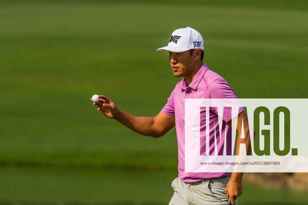 James Hahn nods to the crowd after picking his ball out of the hole on the 16th green during the Wells Fargo Championship on Sunday, May 8, 2016 at Quail Hallow Country Club in Charlotte, NC. David Grooms CSM PGA Golf Herren 2016: Wells Fargo Championship MAR 8 - ZUMAc04_