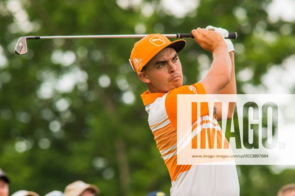 Rickie Fowler watches his tee shot on the par 3 17th hole during the Wells Fargo Championship on Sunday, May 8, 2016 at Quail Hallow Country Club in Charlotte, NC. David Grooms CSM PGA Golf Herren 2016: Wells Fargo Championship MAR 8 - ZUMAc04_
