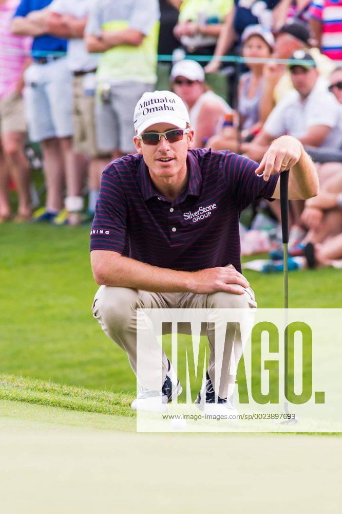 Roberto Castro reads the line for his birdie putt on the 18th green during the Wells Fargo Championship on Sunday, May 8, 2016 at Quail Hallow Country Club in Charlotte, NC. David Grooms CSM PGA Golf Herren 2016: Wells Fargo Championship MAR 8 - ZUMAc04_
