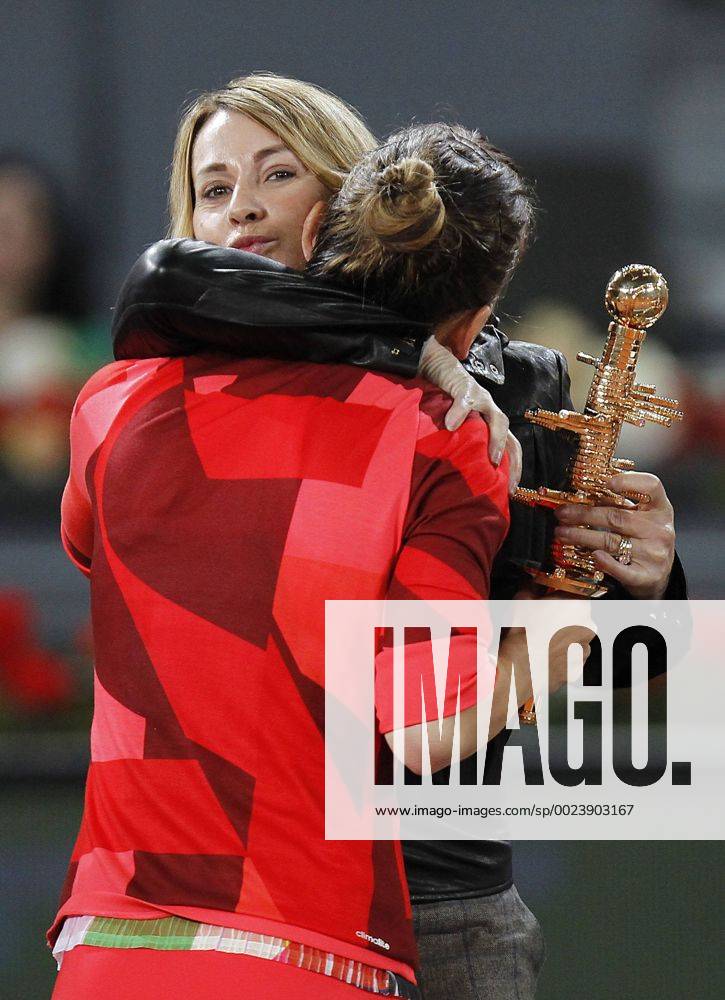 Tennis. Madrid Open 2016. Match of the final between Dominika Cibulkova (SVK) vs Simona Halep (ROU), May 7, 2016. Photo by J. Luis Cuesta 261 Cordon Press. Simona Halep receives the trophy of hands of the former Romanian athlete Nadia Comaneci. xJ.Cuestax xx