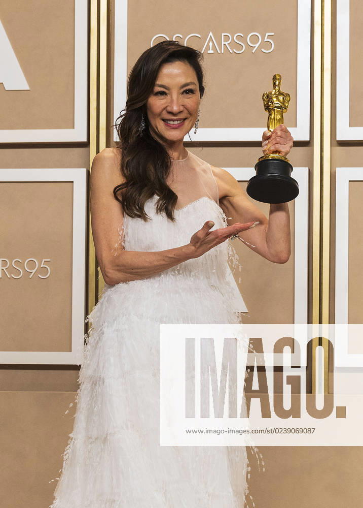 Michelle Yeoh poses with her Oscar for Best Actress in a leading role for the film Everything Everywhere All at Once , in the press room of the 95th edition of the Academy Awards ceremony, at the Dolby Theater in Hollywood, USA, 12 March 2023. 95th edition of the Academy Awards in Hollywood !ACHTUNG: NUR REDAKTIONELLE NUTZUNG!