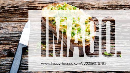 Bread with eggs salad and chives on rustick old wooden table with copy space *** Brot mit Eier Salat und Schnittlauch am rustick Alte hölzern Tisch mit Kopie Weltraum 10535048