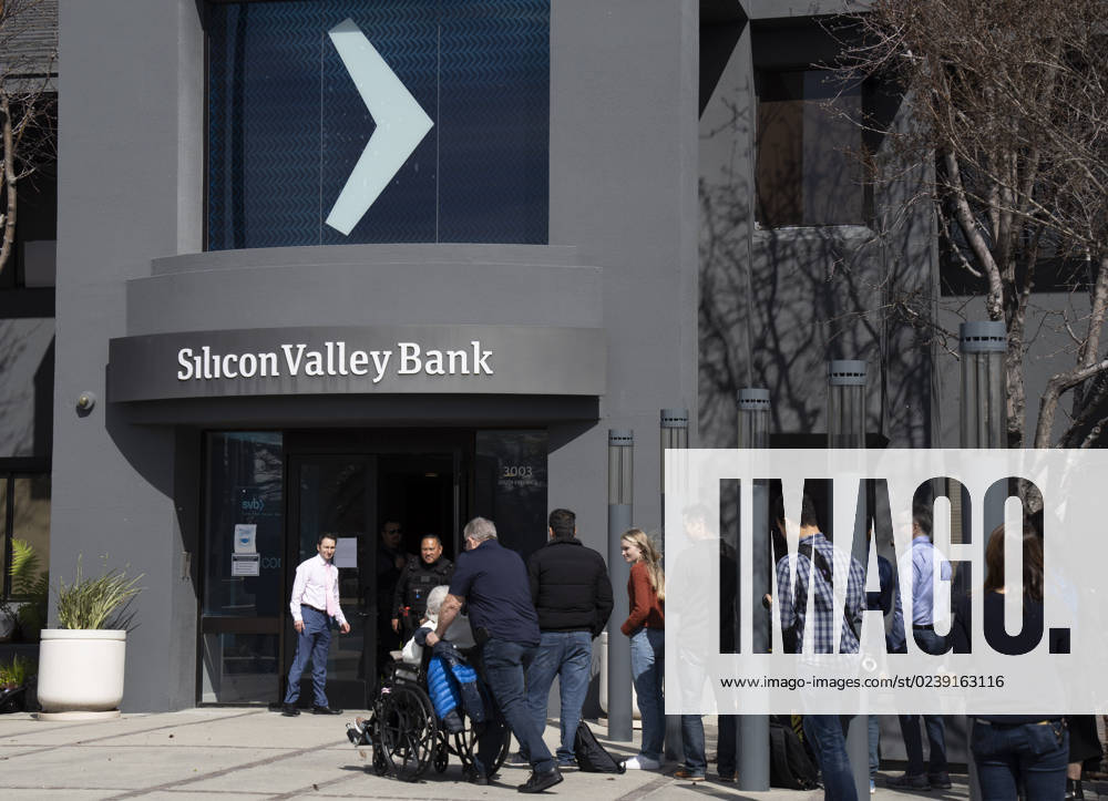 KW11 USA, Ansturm auf Silicon Valley Bank in Santa Clara (230314) -- SANTA CLARA, March 14, 2023 -- People queue up outside the headquarters of the Silicon Valley Bank (SVB) in Santa Clara, California, the United States, March 13, 2023. The U.S. Treasury Department, the Fed, and the Federal Deposit Insurance Corporation on Sunday evening announced joint action to stabilize the U.S. banking system, in response to the collapse of two mid-sized lenders, California s Silicon Valley Bank and New York s Signature Bank. (Photo by Xinhua) U.S.-CALIFORNIA-SILICON VALLEY BANK LixJianguo