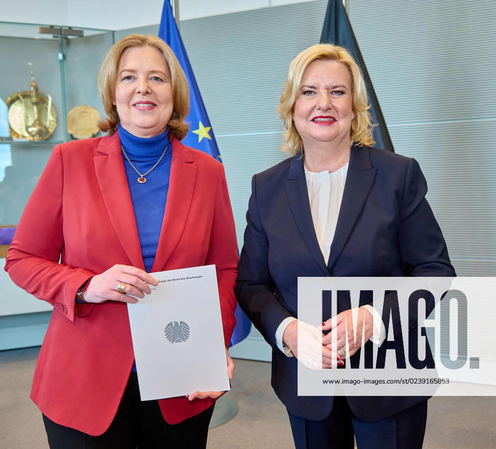 Wehrbericht 2022 Eva Högl Bärbel Bas Germany, Berlin, 14 03 2023 The German Bundestags Commissioner for the Armed Forces, Eva Högl, hands over the Annual Report 2022 to the President of the Bundestag, Bärbel Bas A current stocktaking of a list of shortcomings of the Bundeswehr