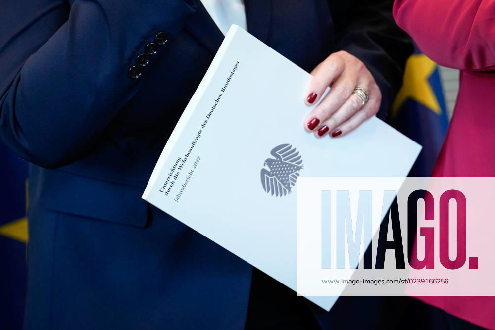 Handover of the annual report 2022 of the defense commissioners in the German Bundestag Current,14 03 2023, Berlin, Bundestagspraesidentin Baerbel Bas holds the annual report 2022 of the defense commissioners in the hand in the German Bundestag Berlin Berlin Germany
