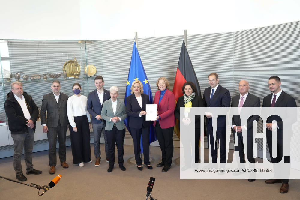Handover of the Annual Report 2022 of the Commissioner for the Armed Forces to Bundestag President Bas Aktuell,14 03 2023, Berlin, Eva Hoegl, Commissioner for the Armed Forces of the German Bundestag together with Bundestag President Baerbel Bas and members of parliament at the handover of the Annual Report 2022 of the Commissioner for the Armed Forces in the German Bundestag Berlin Berlin German