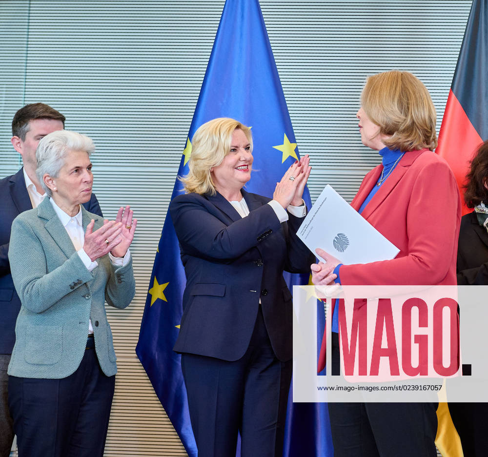 Wehrbericht 2022 Marie Agner Strack Zimmermann Eva Högl Bärbel Bas Germany, Berlin, 14 03 2023 The German Bundestags Commissioner for the Armed Forces, Eva Högl, hands over the Annual Report 2022 to the President of the Bundestag, Bärbel Bas A current stocktaking of a list of shortcomings of the Bundeswehr