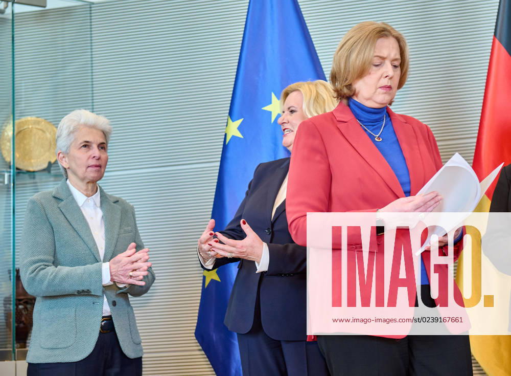 Wehrbericht 2022 Marie Agner Strack Zimmermann Eva Högl Bärbel Bas Germany, Berlin, 14 03 2023 The German Bundestags Commissioner for the Armed Forces, Eva Högl, hands over the Annual Report 2022 to the President of the Bundestag, Bärbel Bas A current stocktaking of a list of shortcomings of the Bundeswehr
