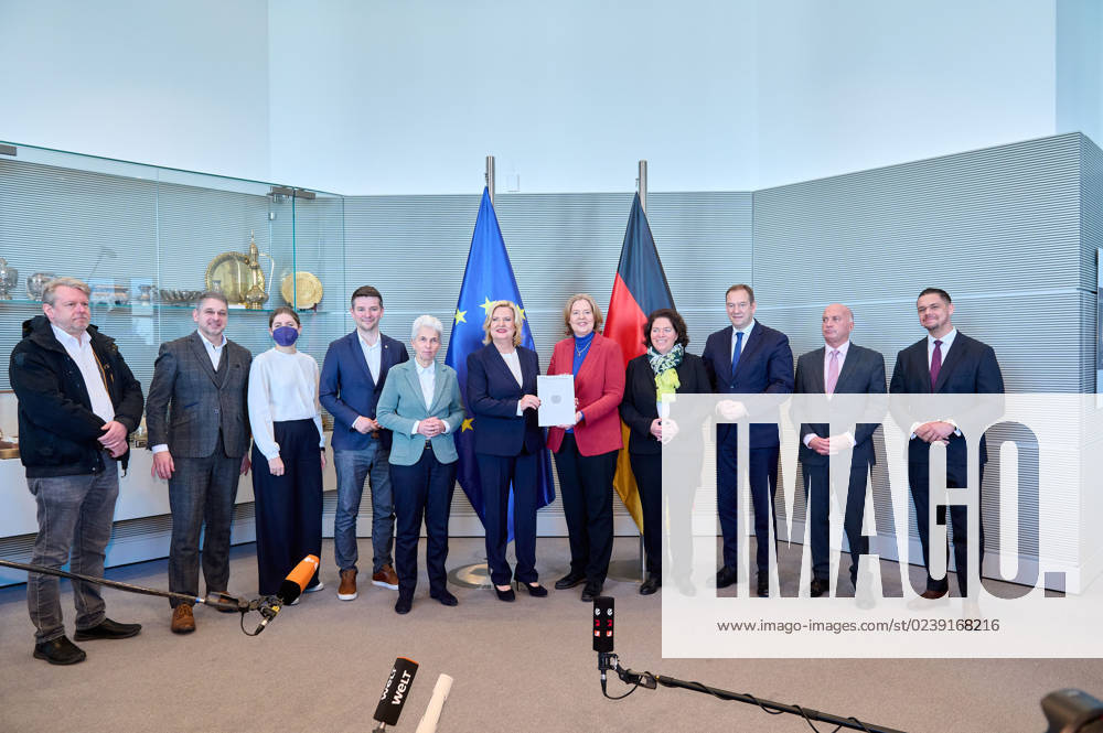 Wehrbericht 2022 Marie Agner Strack Zimmermann Eva Högl Bärbel Bas Germany, Berlin, 14 03 2023 The German Bundestags Commissioner for the Armed Forces, Eva Högl, hands over the Annual Report 2022 to the President of the Bundestag, Bärbel Bas A current stocktaking of a list of shortcomings of the Bundeswehr