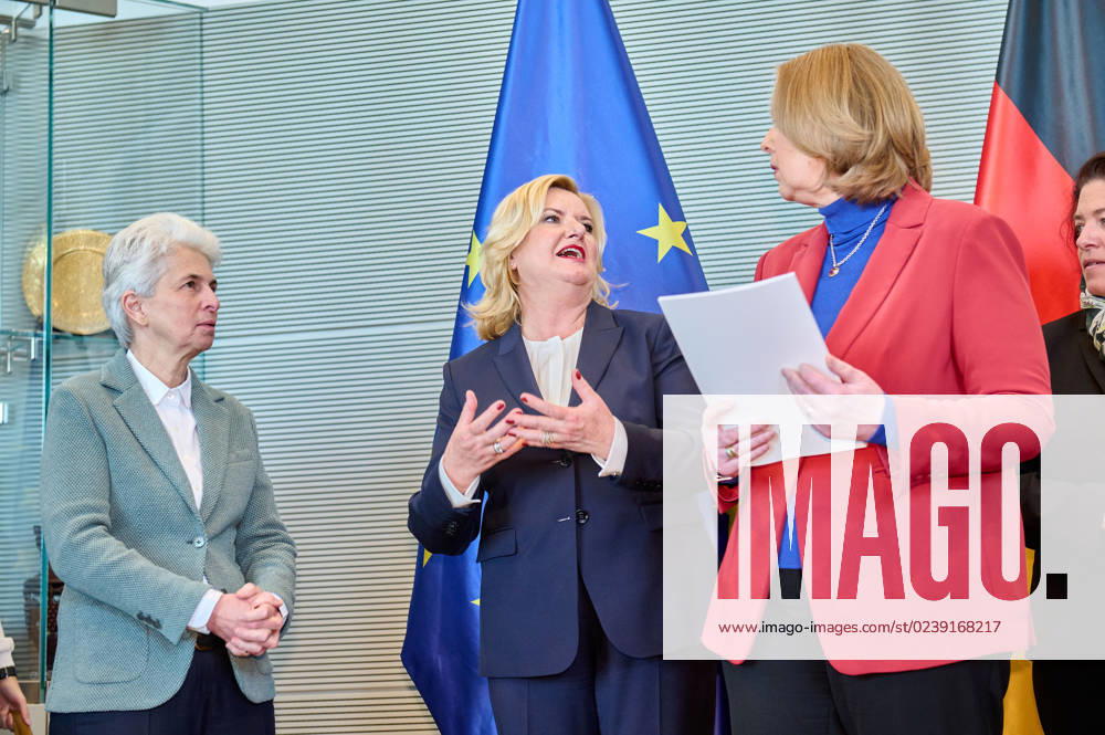 Wehrbericht 2022 Marie Agner Strack Zimmermann Eva Högl Bärbel Bas Germany, Berlin, 14 03 2023 The German Bundestags Commissioner for the Armed Forces, Eva Högl, hands over the Annual Report 2022 to the President of the Bundestag, Bärbel Bas A current stocktaking of a list of shortcomings of the Bundeswehr