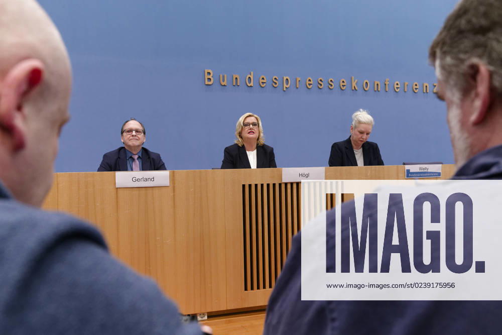 Högl presents 2022 defense report 2023 03 13, Germany, Berlin Federal Press Conference Eva Högl SPD , Defense Commissioner of the German Bundestag, presents the 2022 defense report Next to her Hans Ulrich Gerland, Senior Civil Servant