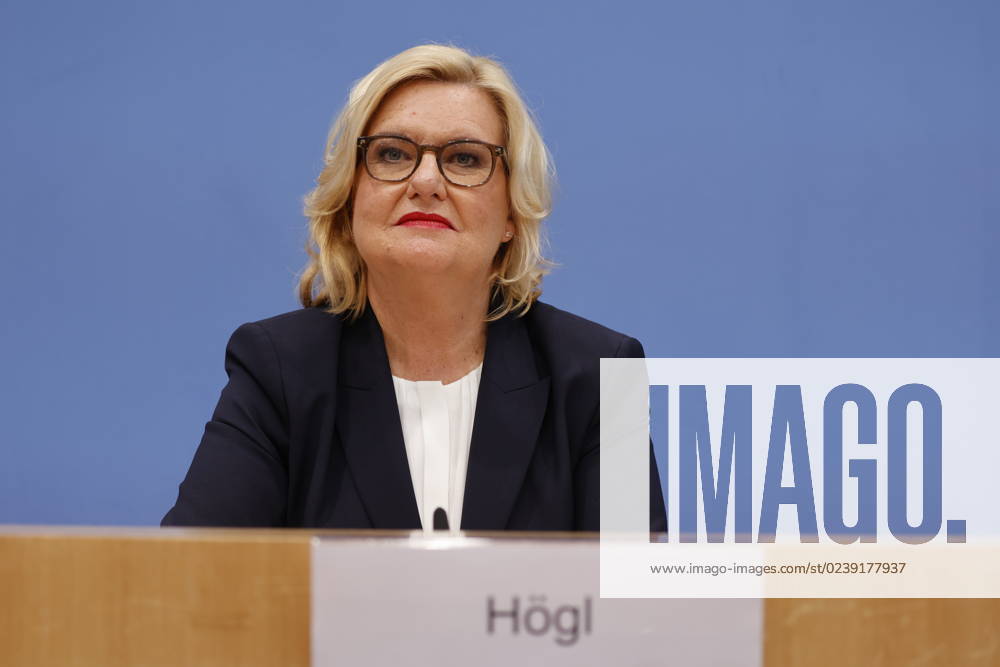 Eva Högl, Commissioner for the Armed Forces of the German Bundestag, Germany, Berlin, Federal Press Conference, Topic Presentation of the Annual Report 2022