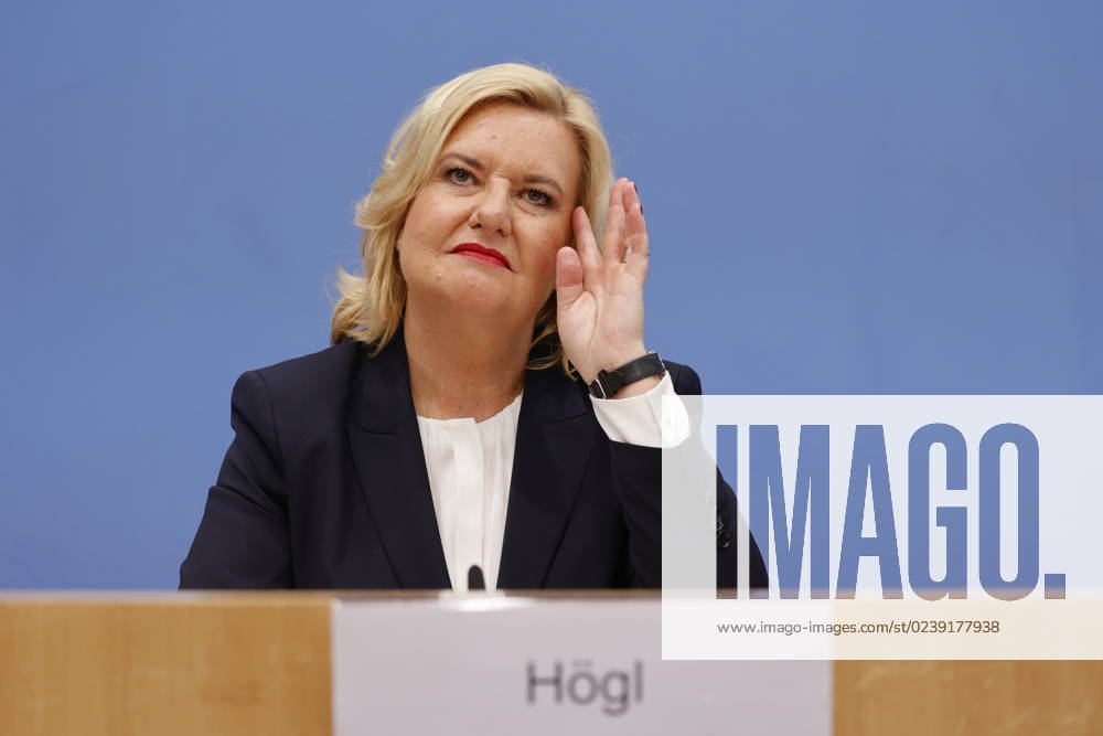 Eva Högl, Commissioner for the Armed Forces of the German Bundestag, Germany, Berlin, Federal Press Conference, Topic Presentation of the Annual Report 2022