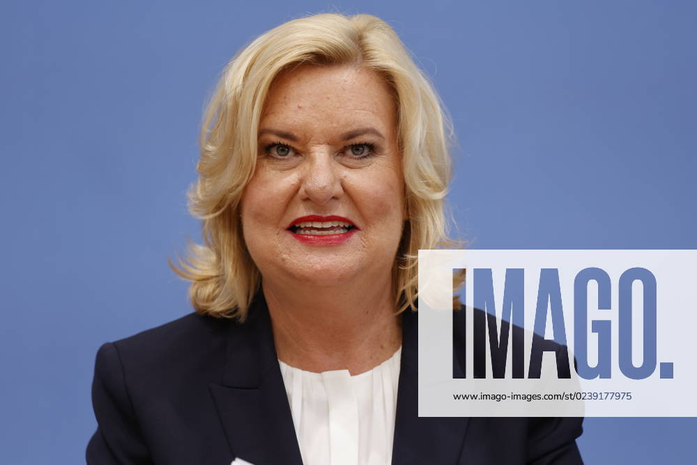 Eva Högl, Commissioner for the Armed Forces of the German Bundestag, Germany, Berlin, Federal Press Conference, Topic Presentation of the Annual Report 2022