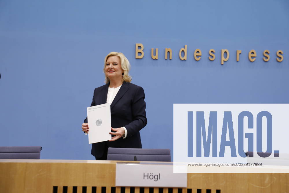 Eva Högl, Commissioner for the Armed Forces of the German Bundestag, Germany, Berlin, Federal Press Conference, Topic Presentation of the Annual Report 2022